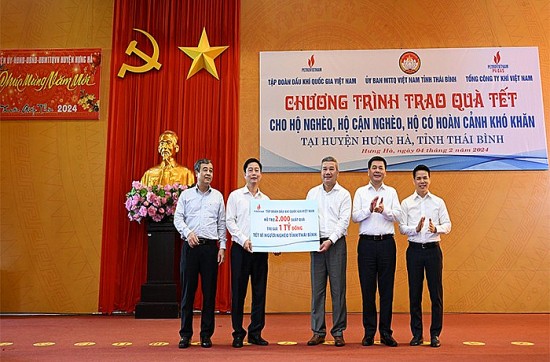 Đoàn công tác của Bộ Công Thương trao quà Tết tại Thái Bình