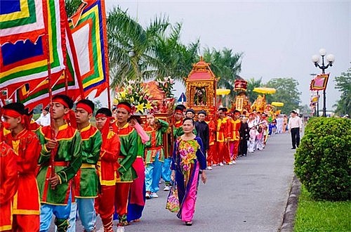 Đông đảo du khách thập phương tấp nập về Đền thờ Đức Thánh Trần dự lễ hội đầu Xuân.