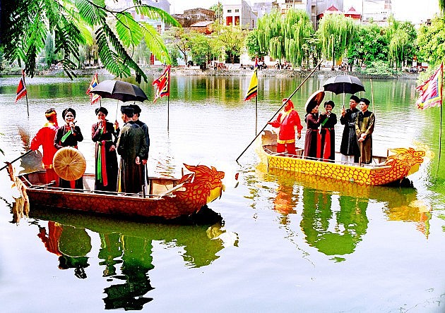 Trẩy hội vào dịp này, bạn sẽ tận mắt chiêm ngưỡng một không gian văn hóa đậm chất truyền thống, chỉn chu và thanh lịch của người dân xứ Kinh Bắc