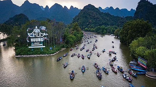 Lễ hội Chùa Hương khai hội từ mùng 6 tháng Giêng và kéo dài đến hết tháng 3 Tết Âm lịch hàng năm.