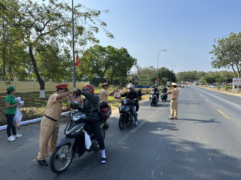 Cảnh sát giao thông các địa phương tăng cường “tiếp sức” người dân về quê ăn Tết