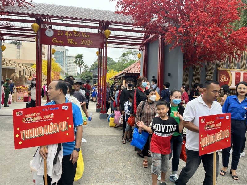 Ấm lòng chuyến xe đưa công nhân về quê trong ngày 26 Tết Ấm lòng chuyến xe đưa công nhân về quê đón Tết