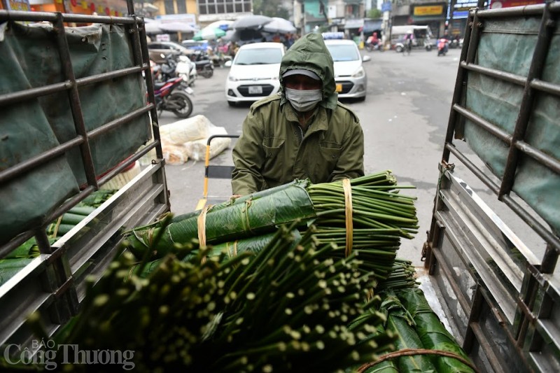 Chợ lá dong lâu đời nhất Hà Nội nhộn nhịp ngày cận Tết