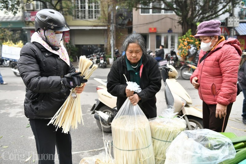 Chợ lá dong lâu đời nhất Hà Nội nhộn nhịp ngày cận Tết