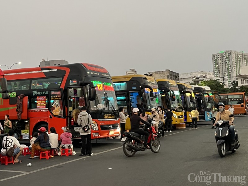 TP. Hồ Chí Minh: Cận cảnh các cửa ngõ sân bay, bến xe chiều 26 Tết