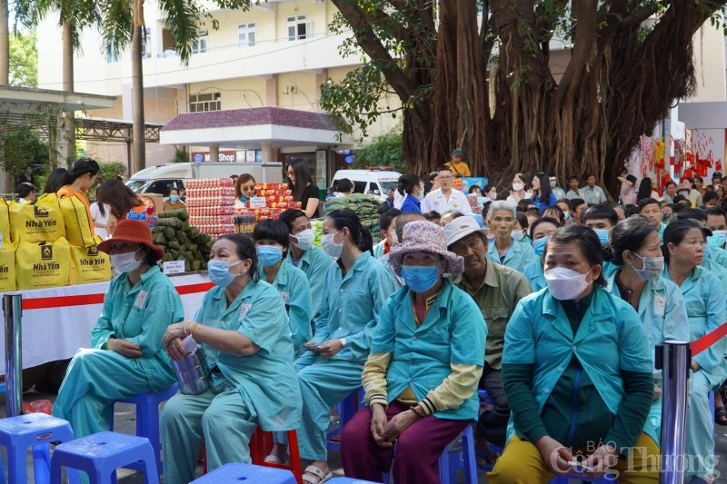 Khánh Hoà: Ấm áp gian hàng 0 đồng cho bệnh nhân khó khăn