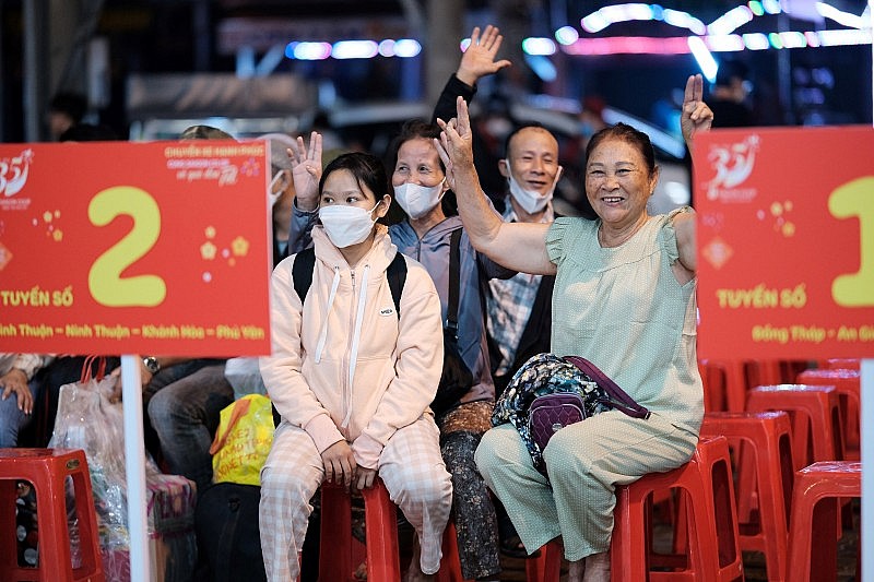 Chuyến tàu mùa Xuân - Chở những yêu thương theo chân công nhân về quê đón Tết