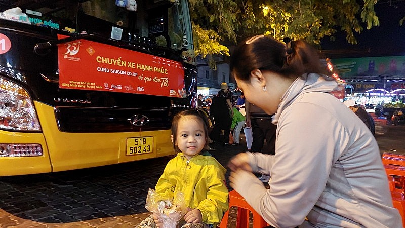 Chuyến tàu mùa Xuân - Chở những yêu thương theo chân công nhân về quê đón Tết