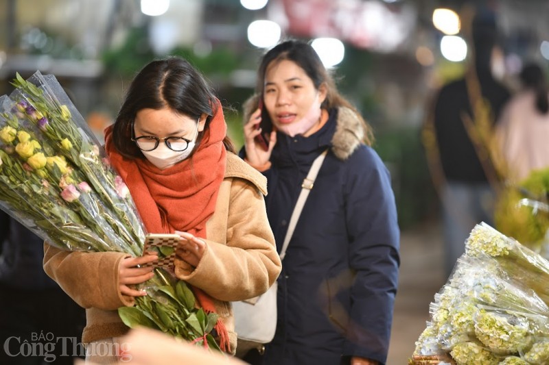 Đêm không ngủ ở chợ hoa lớn nhất Hà Nội ngày giáp Tết