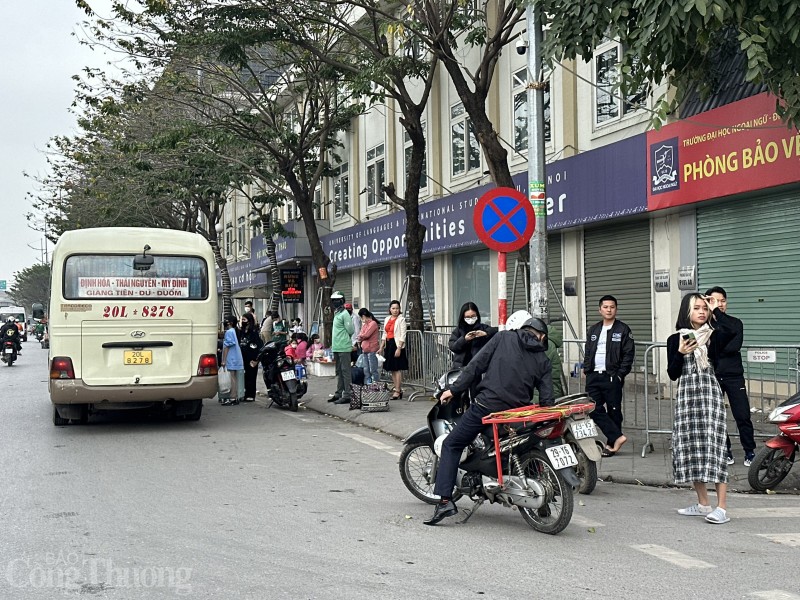 Người dân hối hả rời Thủ đô về quê ăn Tết