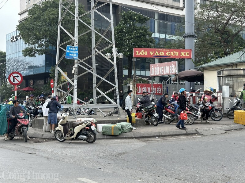 Người dân hối hả rời Thủ đô về quê ăn Tết