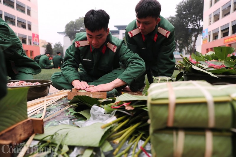 Bộ đội trổ tài thi gói hàng ngàn bánh chưng dịp Tết