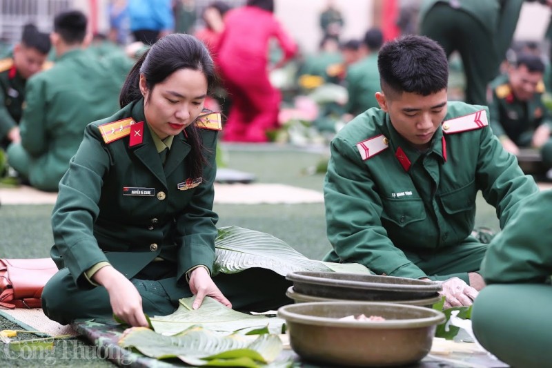 Bộ đội trổ tài thi gói hàng ngàn bánh chưng dịp Tết