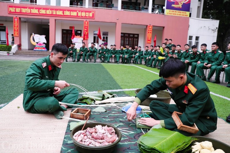 Bộ đội trổ tài thi gói hàng ngàn bánh chưng dịp Tết