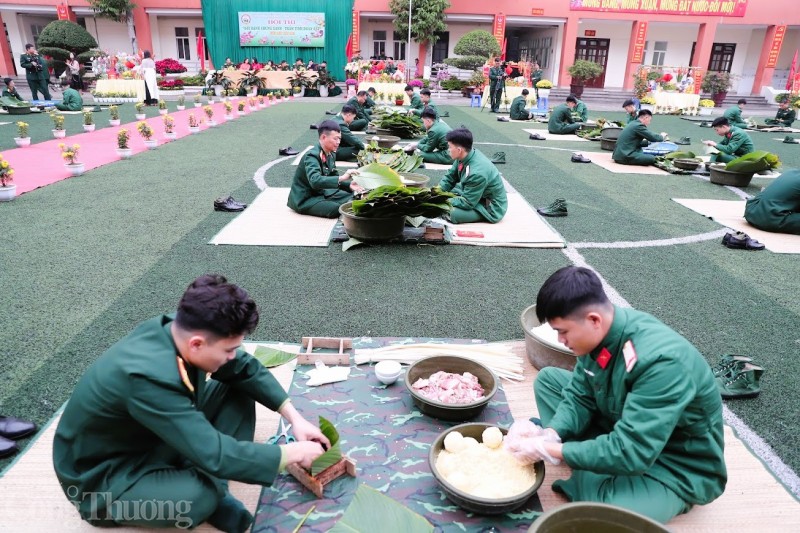 Bộ đội trổ tài thi gói hàng ngàn bánh chưng dịp Tết