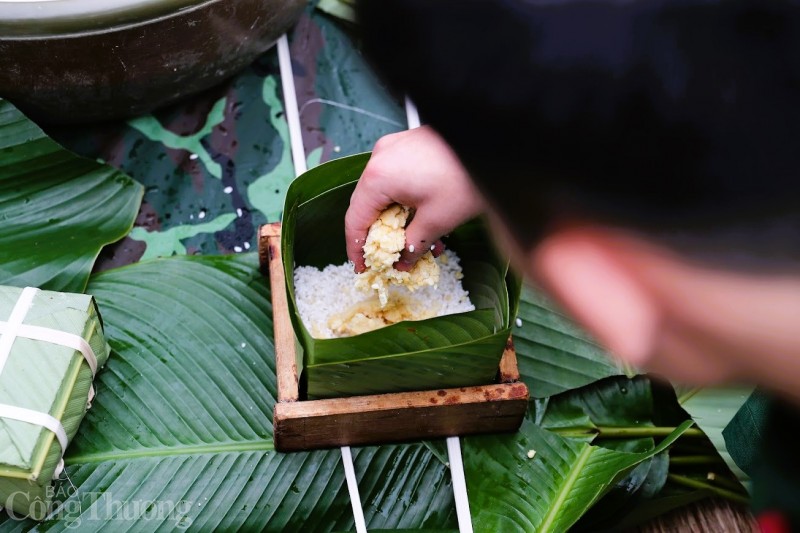 Bộ đội trổ tài thi gói hàng ngàn bánh chưng dịp Tết