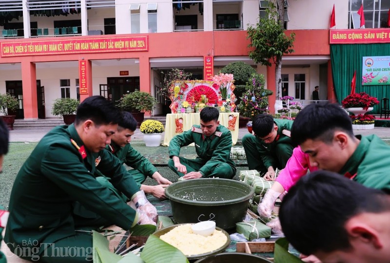 Bộ đội trổ tài thi gói hàng ngàn bánh chưng dịp Tết