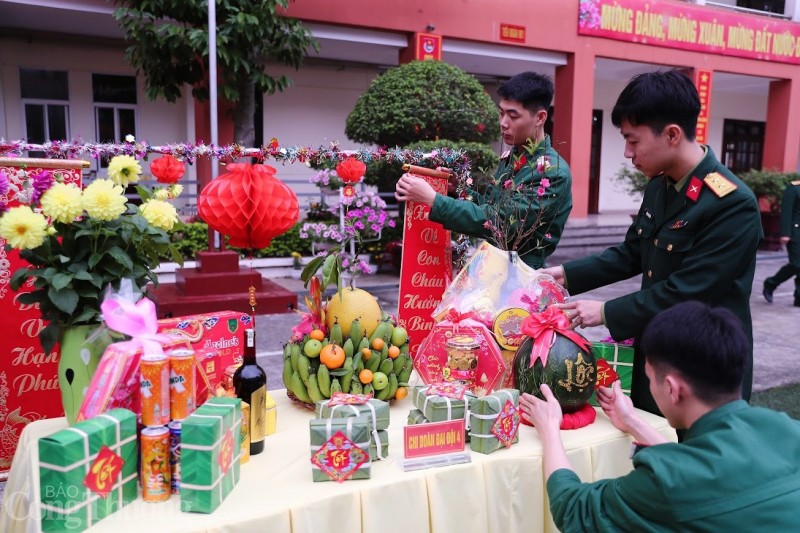 Bộ đội trổ tài thi gói hàng ngàn bánh chưng dịp Tết