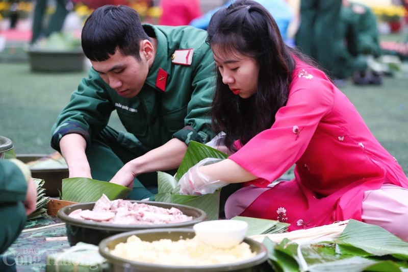 Bộ đội trổ tài thi gói hàng ngàn bánh chưng dịp Tết