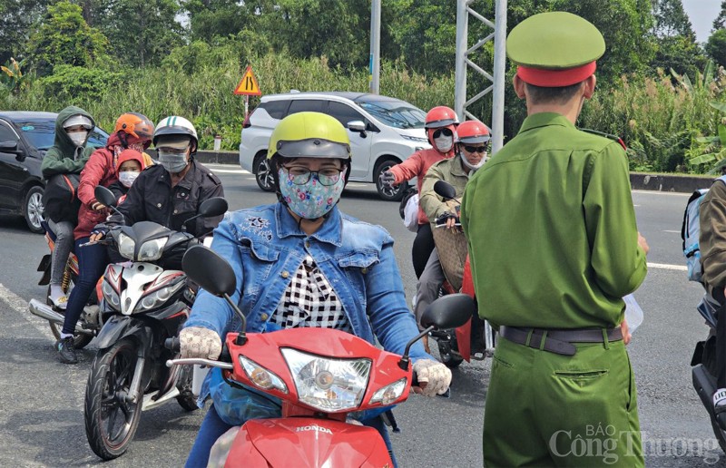 Công an tỉnh Sóc Trăng và TP. Cần Thơ hỗ trợ người dân về quê ăn Tết