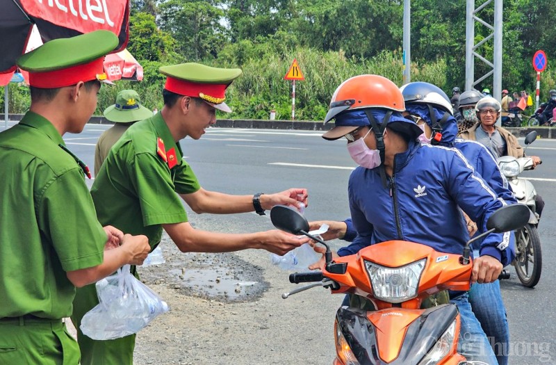 Công an tỉnh Sóc Trăng và TP. Cần Thơ hỗ trợ người dân về quê ăn Tết