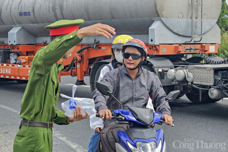 Công an tỉnh Sóc Trăng và TP. Cần Thơ hỗ trợ người dân về quê ăn Tết