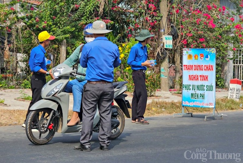 Công an tỉnh Sóc Trăng và TP. Cần Thơ hỗ trợ người dân về quê ăn Tết