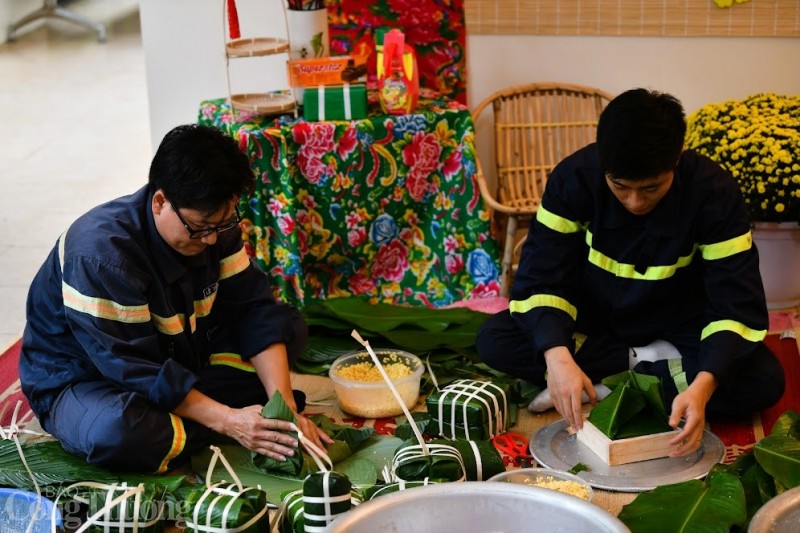 Lính cứu hỏa trổ tài gói bánh chưng đón Tết