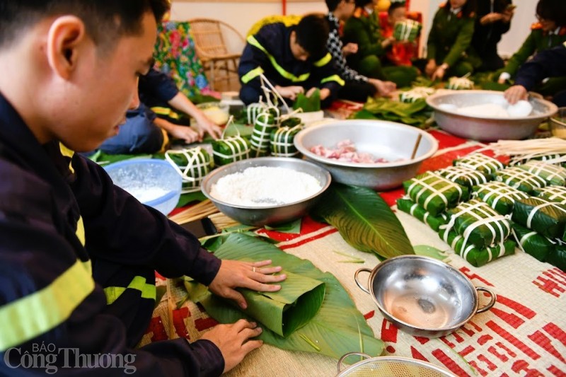 Lính cứu hỏa trổ tài gói bánh chưng đón Tết