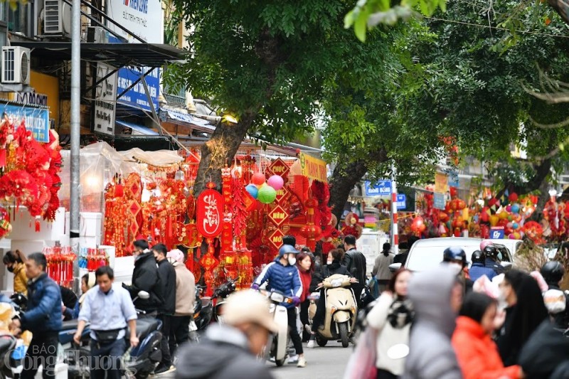 Phố Hàng Mã rực sắc đỏ ngày cuối năm, người dân tất bật sắm Tết