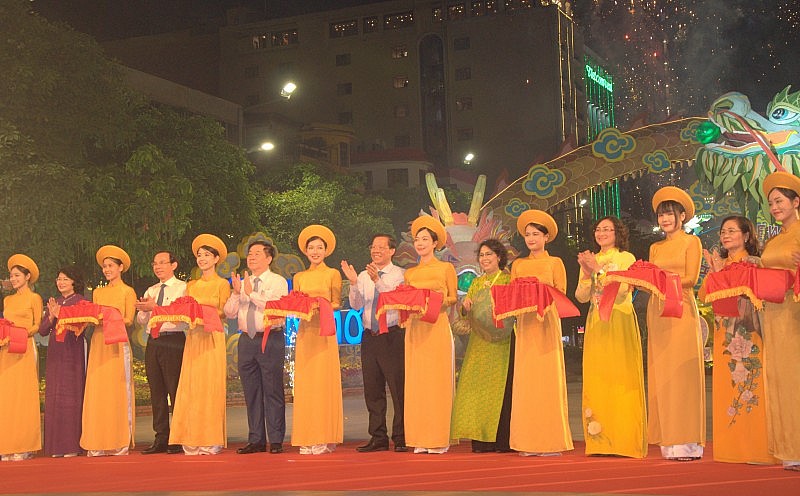 TP. Hồ Chí Minh: Biển người đổ về đường hoa Nguyễn Huệ trong đêm khai mạc