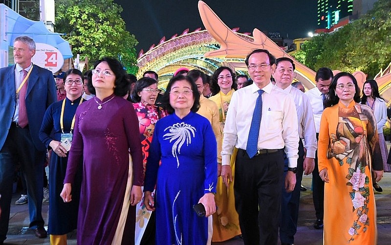 TP. Hồ Chí Minh: Biển người đổ về đường hoa Nguyễn Huệ trong đêm khai mạc