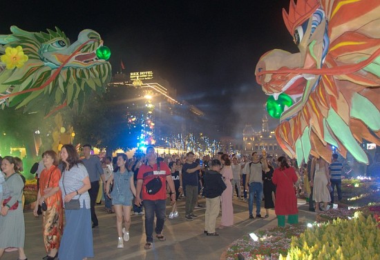 tp ho chi minh duong hoa nguyen hue don hon 12 trieu luot khach du xuan thuong ngoan