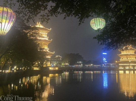 Phố cổ Hoa Lư lung linh chào Xuân