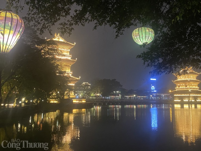 Phố cổ Hoa Lư lung linh chào Xuân