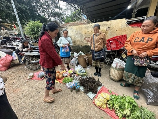 Thanh Hóa: Chợ Cửa khẩu Na Mèo tấp nập người dân mua sắm Tết