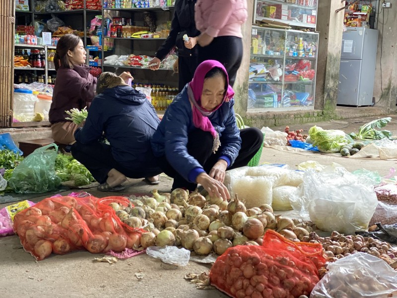 Ấm áp chợ quê ngày giáp Tết