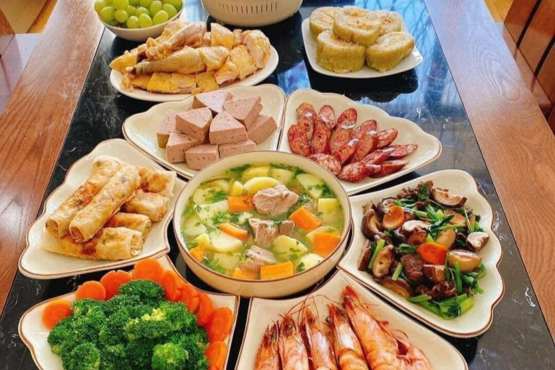 Một trong những mâm cơm cúng đêm Trừ tịch. Ảnh: Facebook