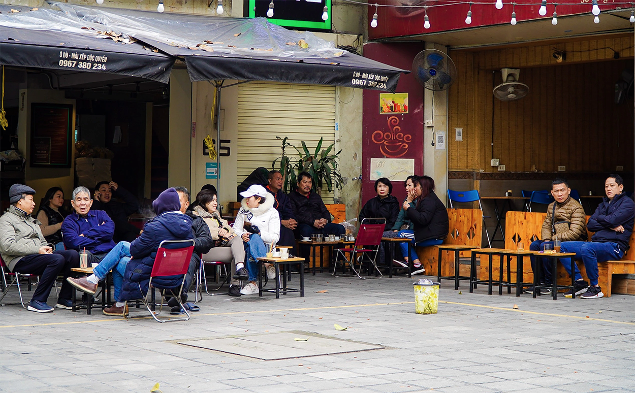 Hà Nội: Nhiều quán ăn, cafe mở xuyên Tết, phụ thu từ 10%