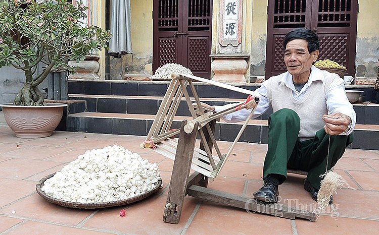 Chú Nguyễn Đình Hòa đang trong công đoạn guồng sợi