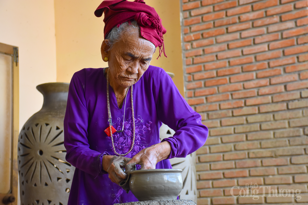 Cụ Trượng Thị Gạch biểu diễn kỹ thuật làm gốm Chăm.