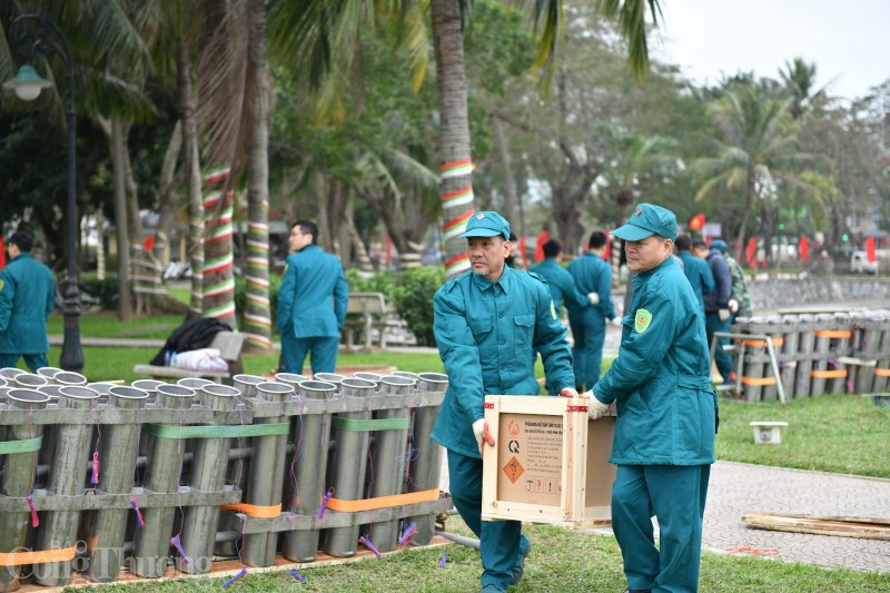 Hà Nội: Cận cảnh trận địa pháo hoa sẵn sàng khai hỏa đêm giao thừa