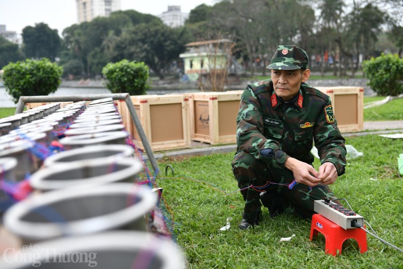 Hà Nội: Cận cảnh trận địa pháo hoa sẵn sàng khai hỏa đêm giao thừa