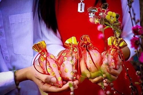 Mua muối và lửa mong một năm mới nhiều điềm lành, nhiều may mắn