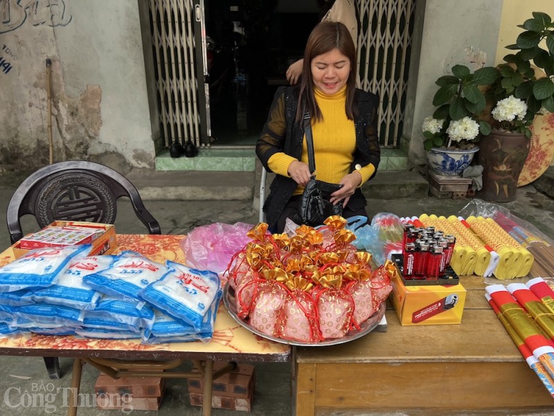 Muối, bật lửa hút khách ngày đầu năm