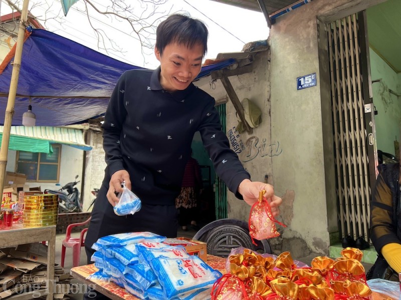 Muối, bật lửa hút khách ngày đầu năm