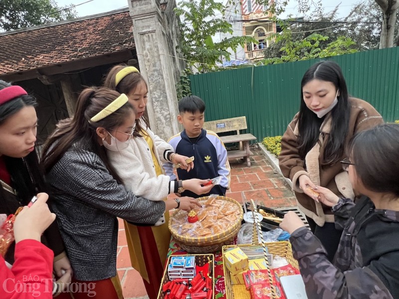 Muối, bật lửa hút khách ngày đầu năm