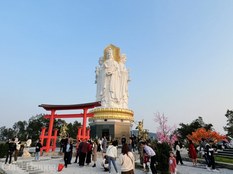 Nô nức check in ngôi chùa có cầu kính, bàn tay khổng lồ ở Thanh Hóa