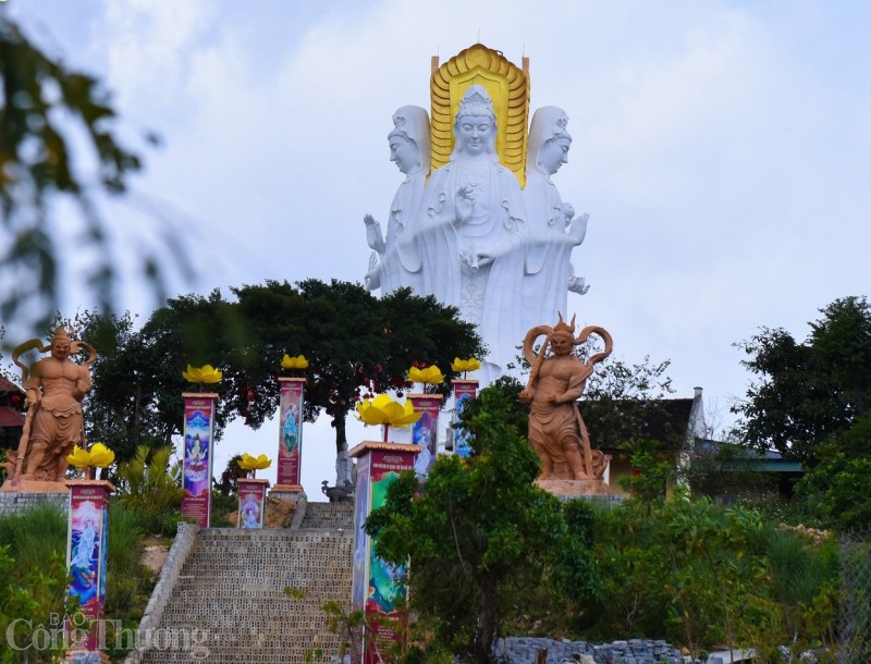 Nô nức check in ngôi chùa có cầu kính, bàn tay khổng lồ ở Thanh Hóa