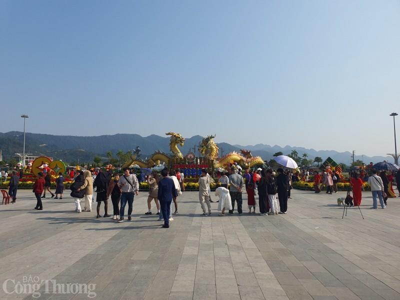 Người dân đổ xô về Quảng trường Hoà Bình ngắm “rồng” ngày mùng 3 Tết Người dân đổ xô về Quảng trường Hoà Bình ngắm “rồng” ngày mùng 3 Tết